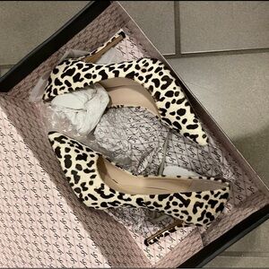 Calfhair leopard pumps